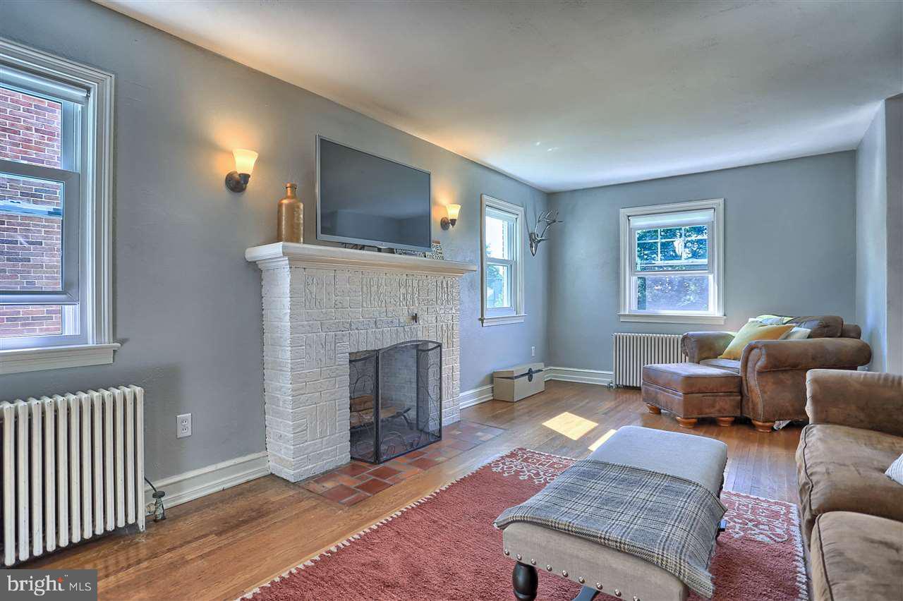 464 Edgehill Road York, PA 17403 - Photo 3 of 27