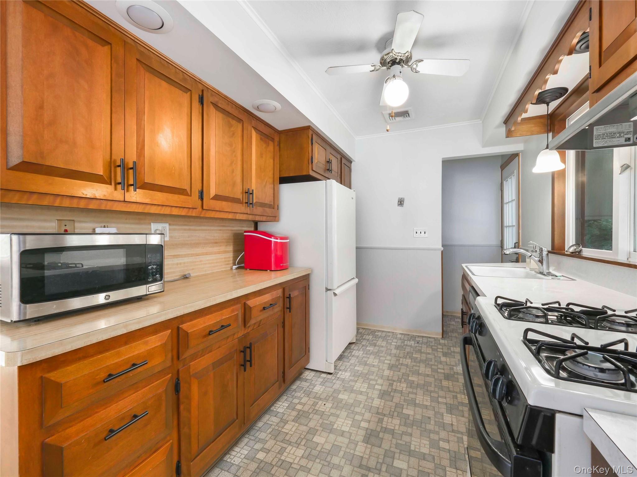 33 Mountain Road Tuxedo Park, NY 10987 - Photo 15 of 25