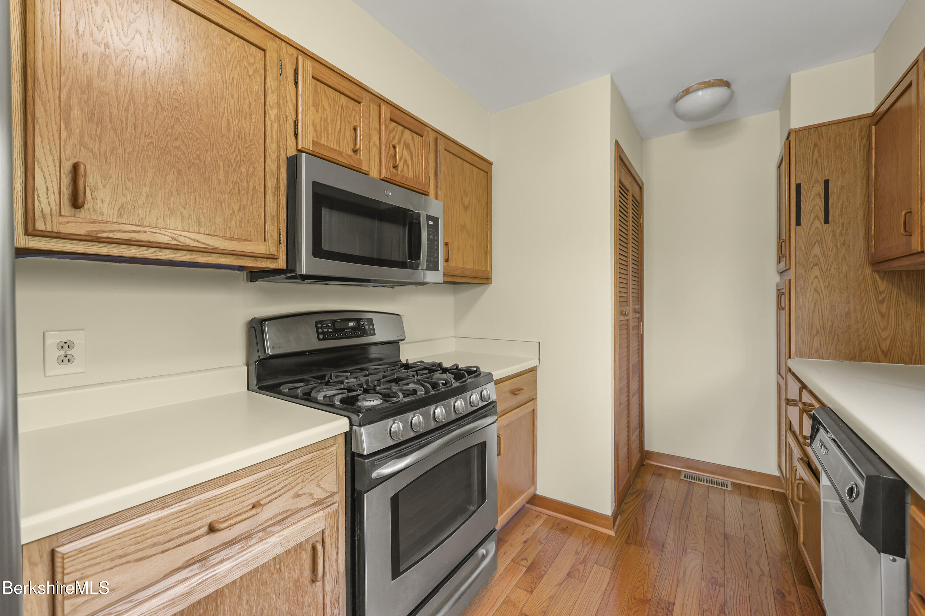 Pondview Drive, Unit H2 Pittsfield, MA 01201 - Photo 13 of 31 Kitchen