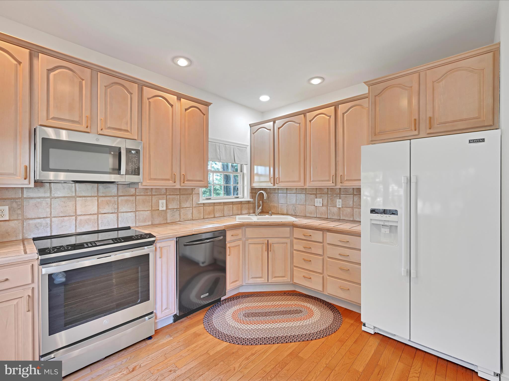 520 Waterside Circle Lebanon, PA 17042 - Photo 13 of 35 a kitchen with stainless steel appliances a stove a sink and cabinets