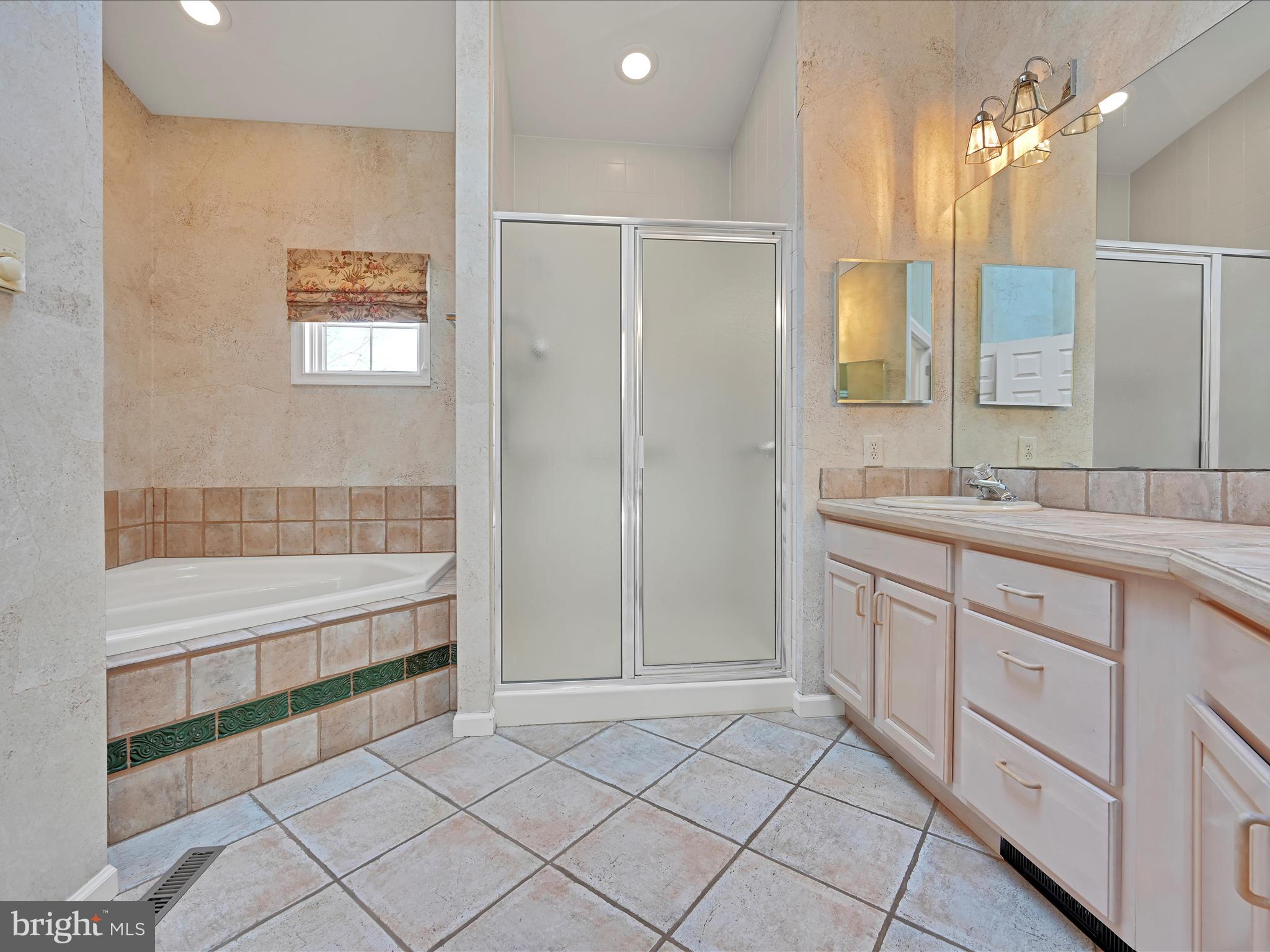 520 Waterside Circle Lebanon, PA 17042 - Photo 21 of 35 a bathroom with a shower sink and mirror