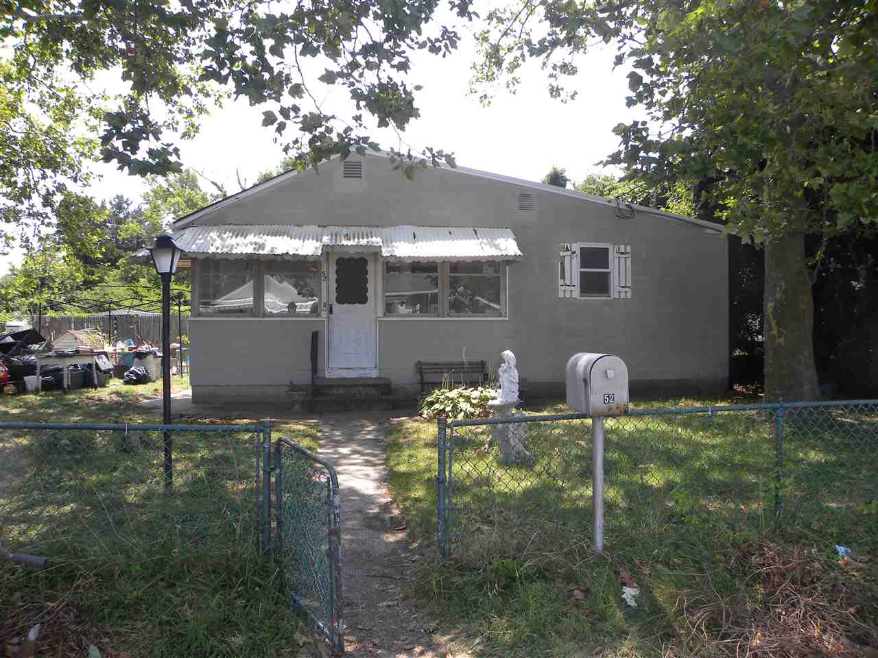 52 Warwick Road Villas, NJ 08251 - Photo 2 of 20 a backyard of a house with table and chairs