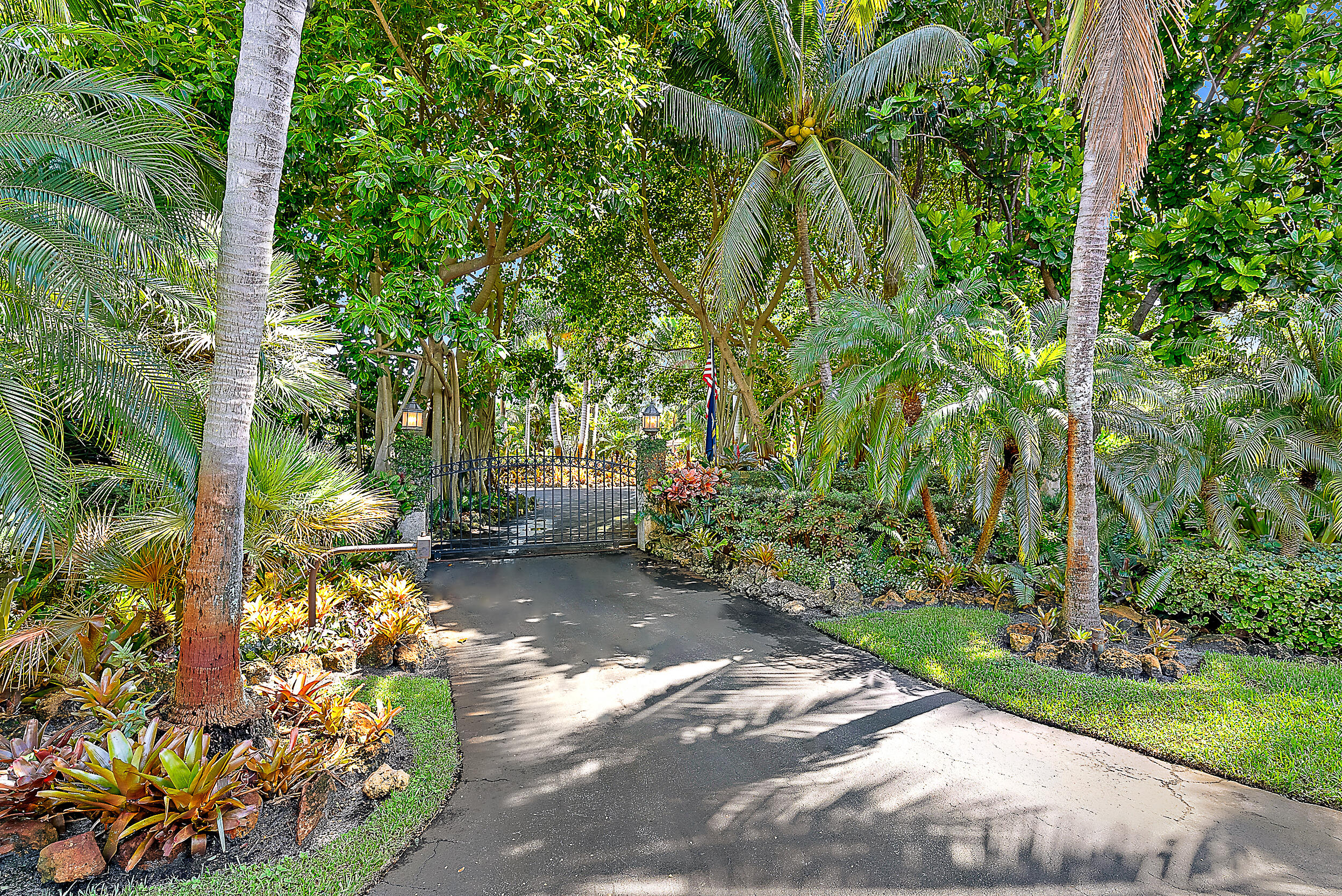 5900 Pennock Point Road Jupiter, FL 33458 - Photo 14 of 21 a view of a garden with a patio