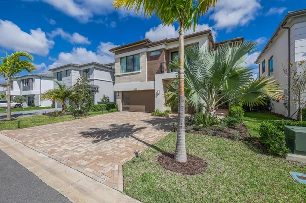 $19,000 | 8283 Royal County Down Road, Boca Raton, FL 33434