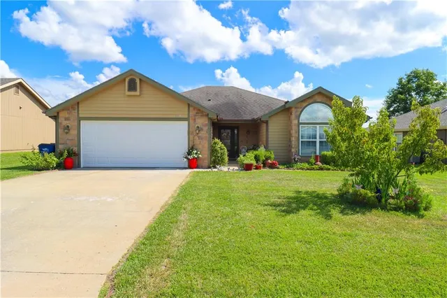 $345,000 | 329 West 26th Lane, Eudora, KS 66025