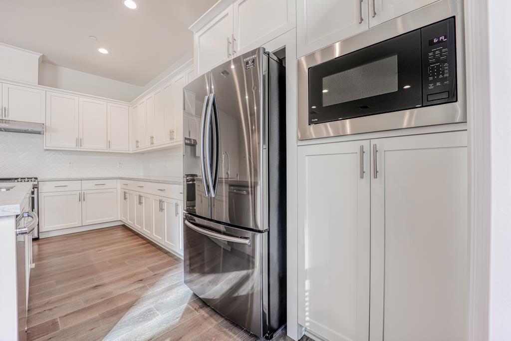 183 Nexus Loop San Jose, CA 95110 - Photo 20 of 33 a kitchen with a refrigerator stove and microwave