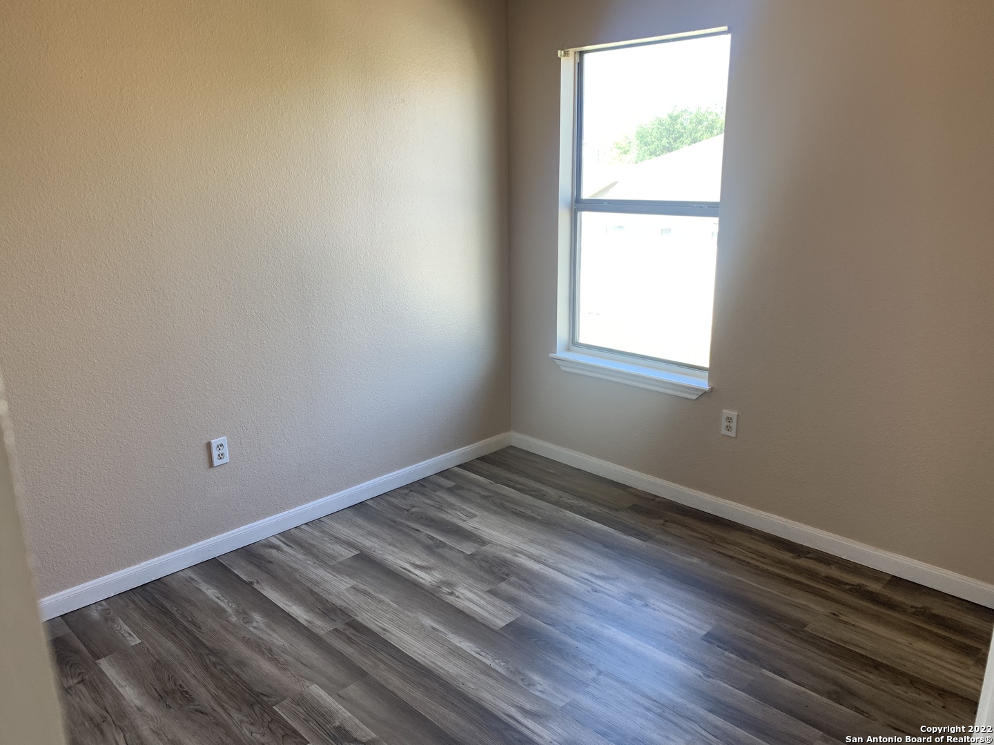 6911 Hallie Ridge San Antonio, TX 78227 - Photo 11 of 22 an empty room with a window