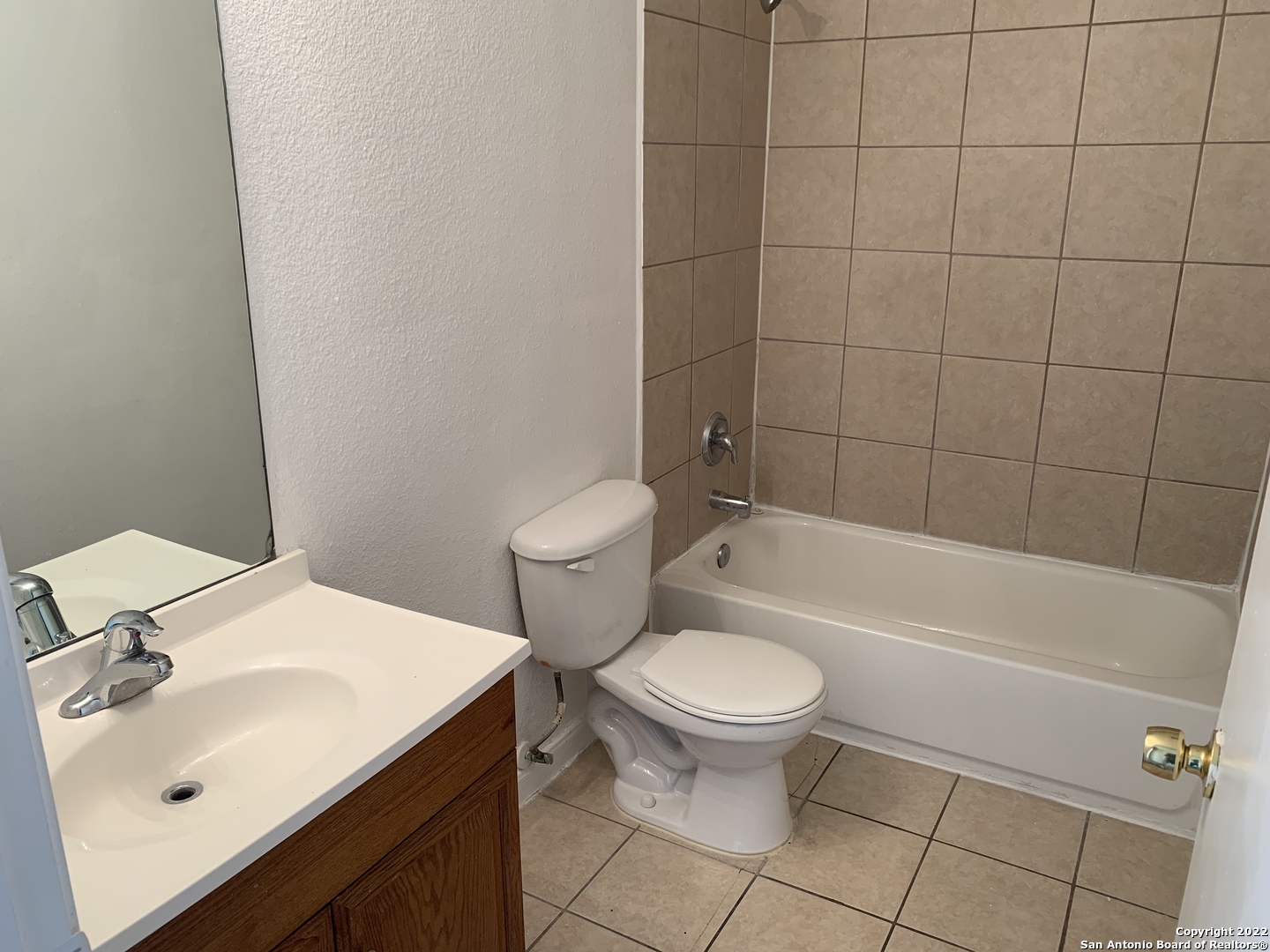 6911 Hallie Ridge San Antonio, TX 78227 - Photo 13 of 22 a bathroom with a sink toilet and bathtub