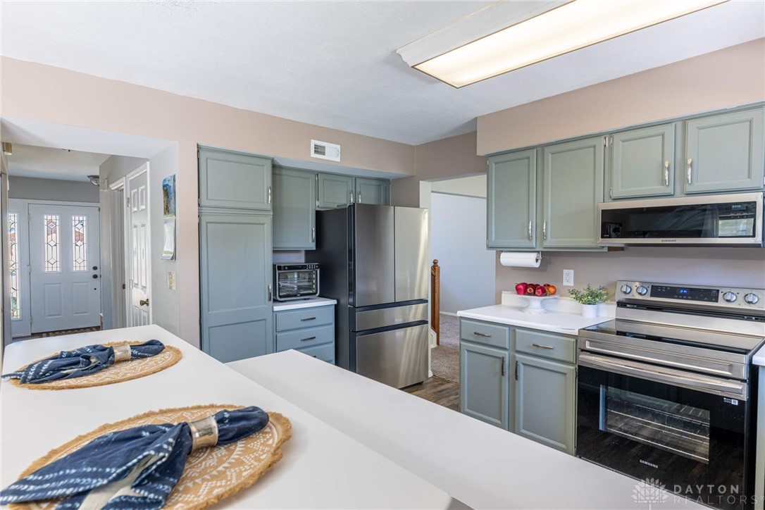 6808 Charlesgate Road Huber Heights, OH 45424 - Photo 13 of 38 Kitchen