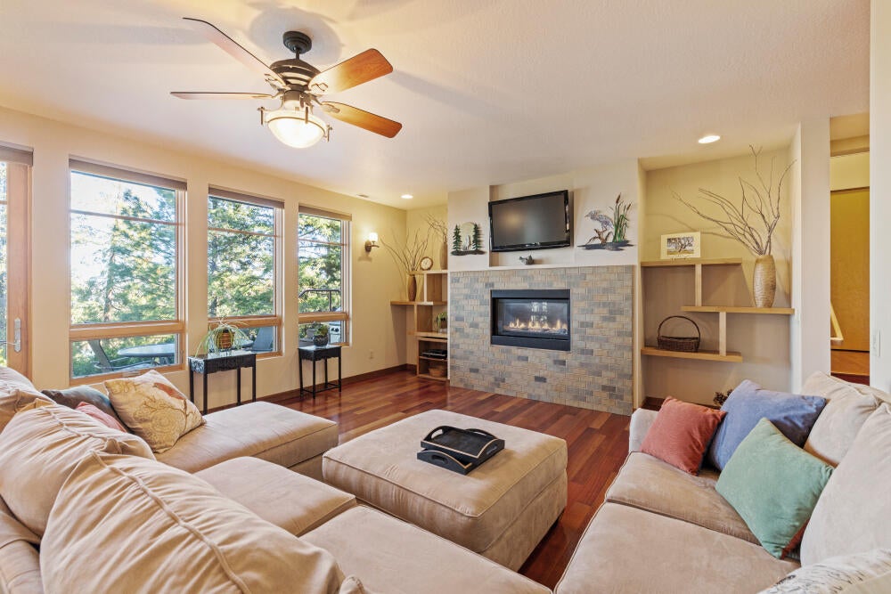 11421 Kestrel Road Klamath Falls, OR 97601 - Photo 28 of 55 Living Room