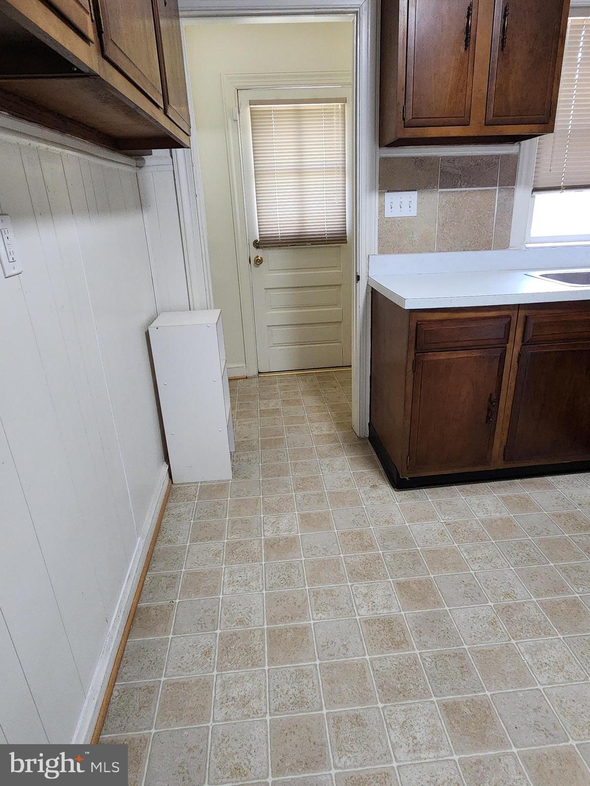 7465 Oakland Mills Road Columbia, MD 21046 - Photo 6 of 23 a bathroom with a sink a toilet and a shower