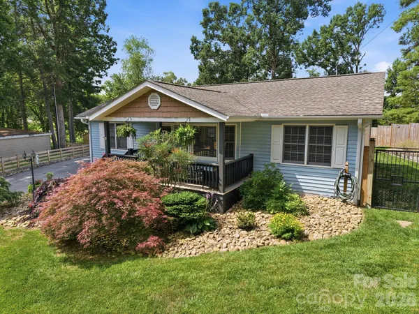 $490,000 | 220 Bradshaw Avenue, Hendersonville, NC 28792