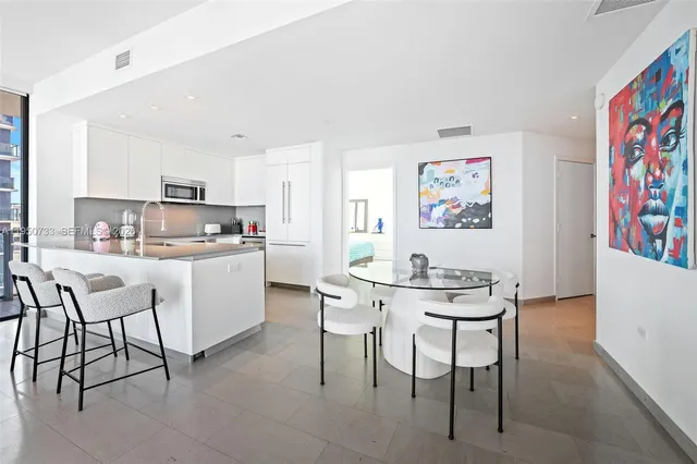 $7,500 | 88 Southwest 7th Street, Unit 3101, Miami, FL 33130