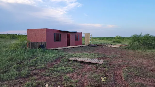 a view of a back yard