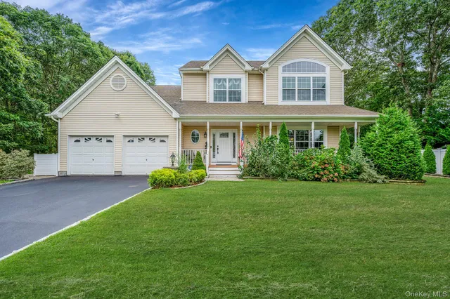 $857,000 | 4 Dixon Street, Yaphank, NY 11980