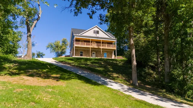 an empty room with closet and ceiling fan
