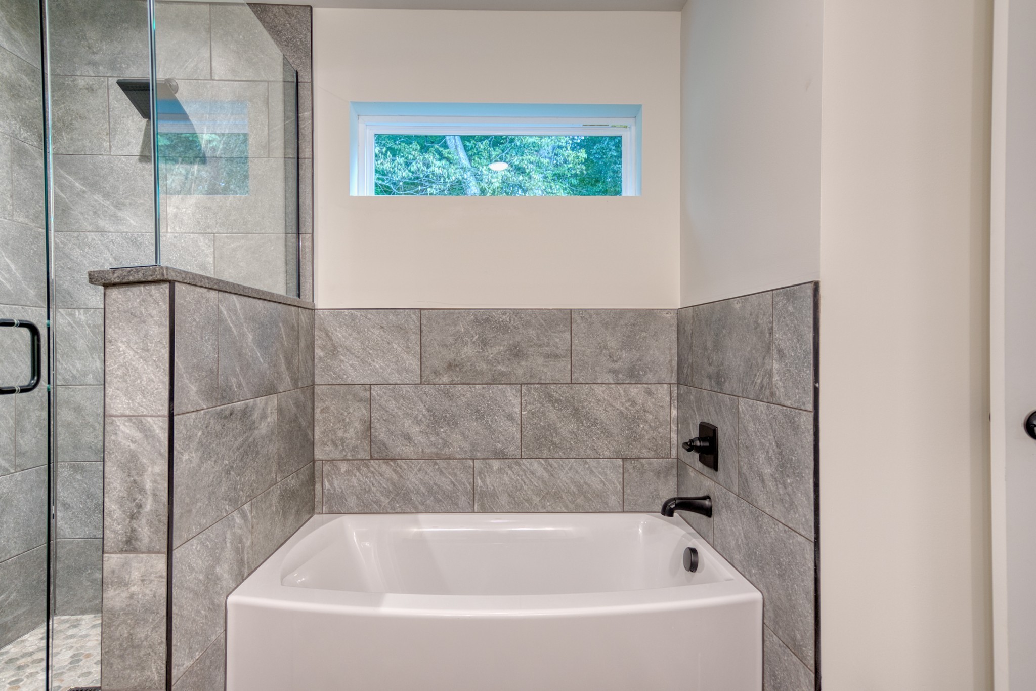 793 Spring Circle Springfield, TN 37172 - Photo 31 of 83 a bathroom with a bathtub