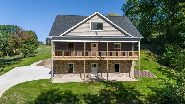 a view of a house with a yard