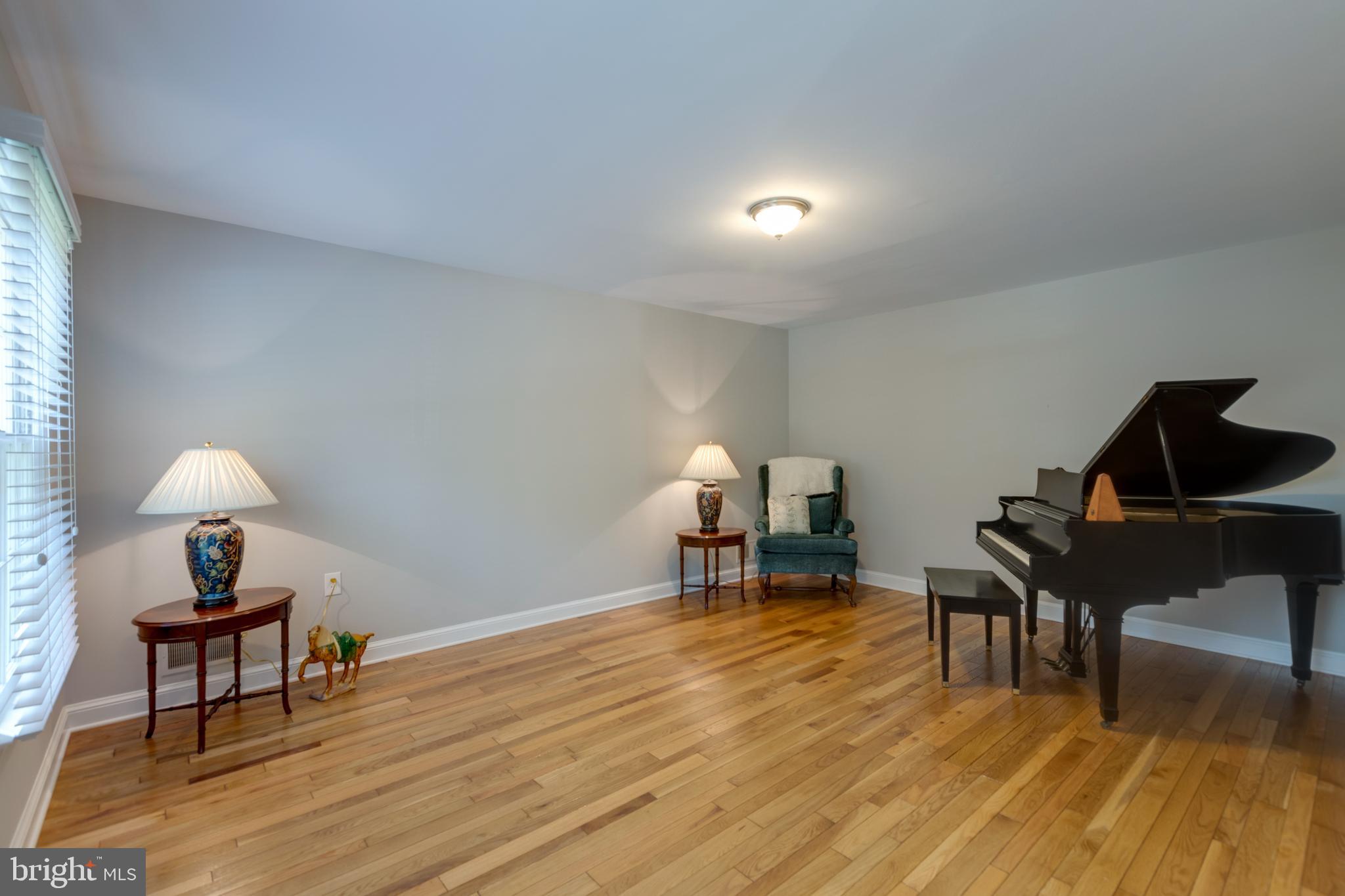 8238 Crown Court Road Alexandria, VA 22308 - Photo 9 of 57 Sunlit living room
