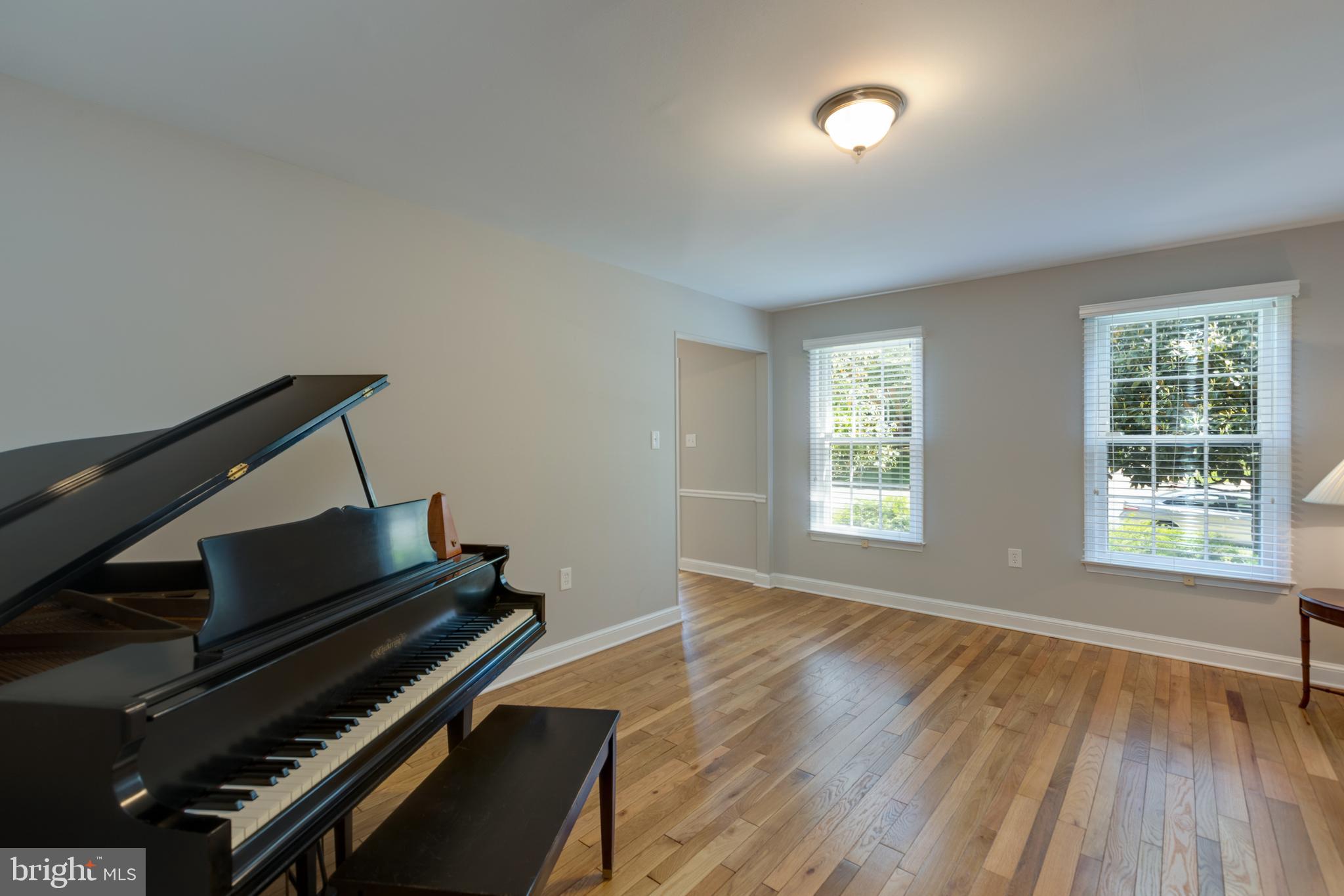 8238 Crown Court Road Alexandria, VA 22308 - Photo 10 of 57 Sunlit living room
