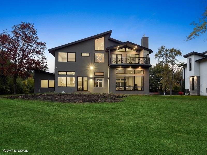 1341 Pfingsten Road Northbrook, IL 60062 - Photo 4 of 58 a front view of a house with a garden