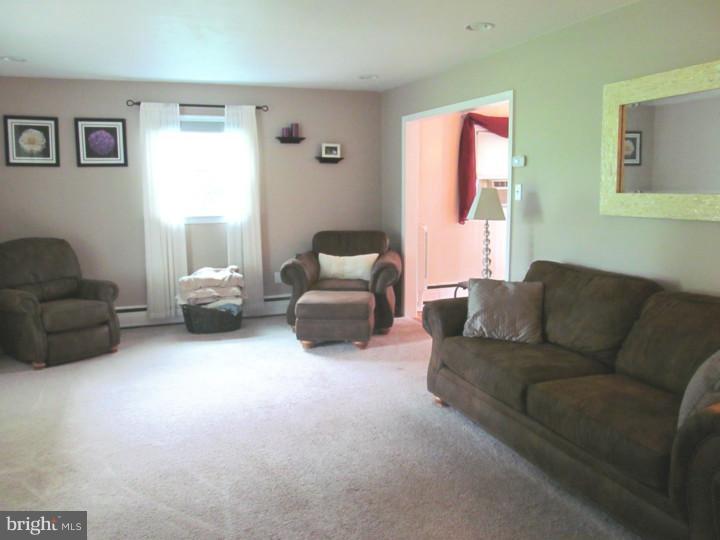 646 North Pleasantview Road Pottstown, PA 19464 - Photo 2 of 17 Living Room