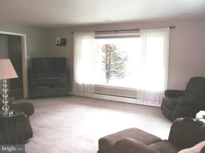 646 North Pleasantview Road Pottstown, PA 19464 - Photo 3 of 17 Living Room