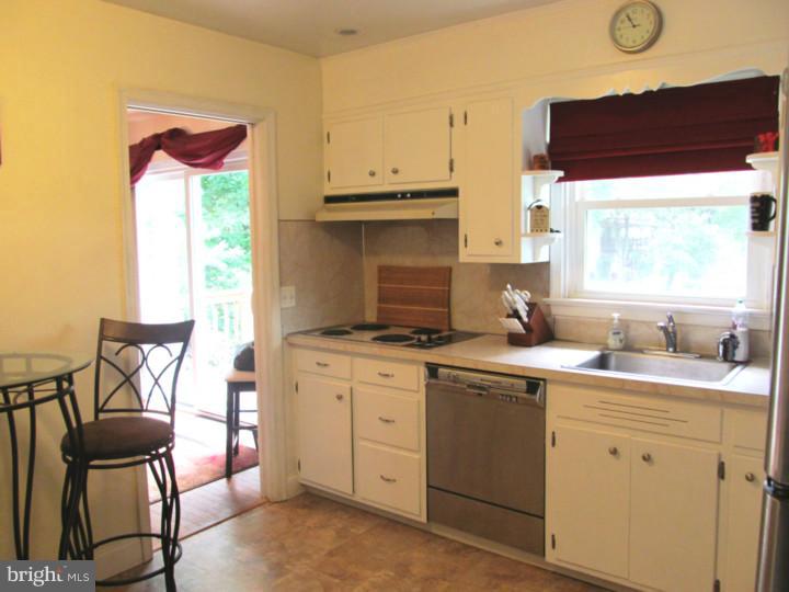 646 North Pleasantview Road Pottstown, PA 19464 - Photo 5 of 17 Kitchen