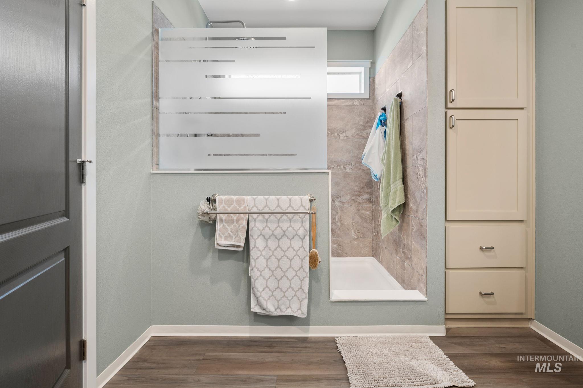 837 Burrell Avenue Lewiston, ID 83501 - Photo 13 of 32 Bathroom featuring wood finished floors and a shower