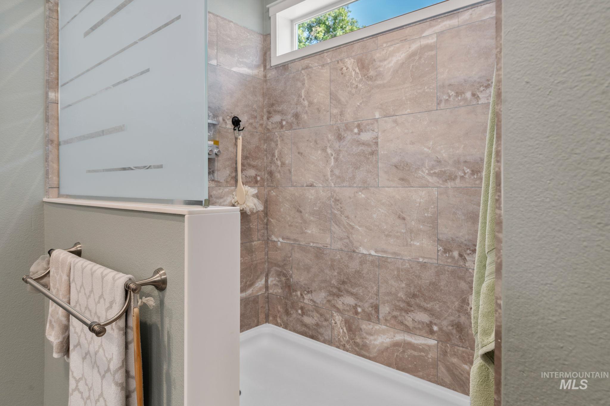 837 Burrell Avenue Lewiston, ID 83501 - Photo 14 of 32 Full bath with a textured wall and tiled shower