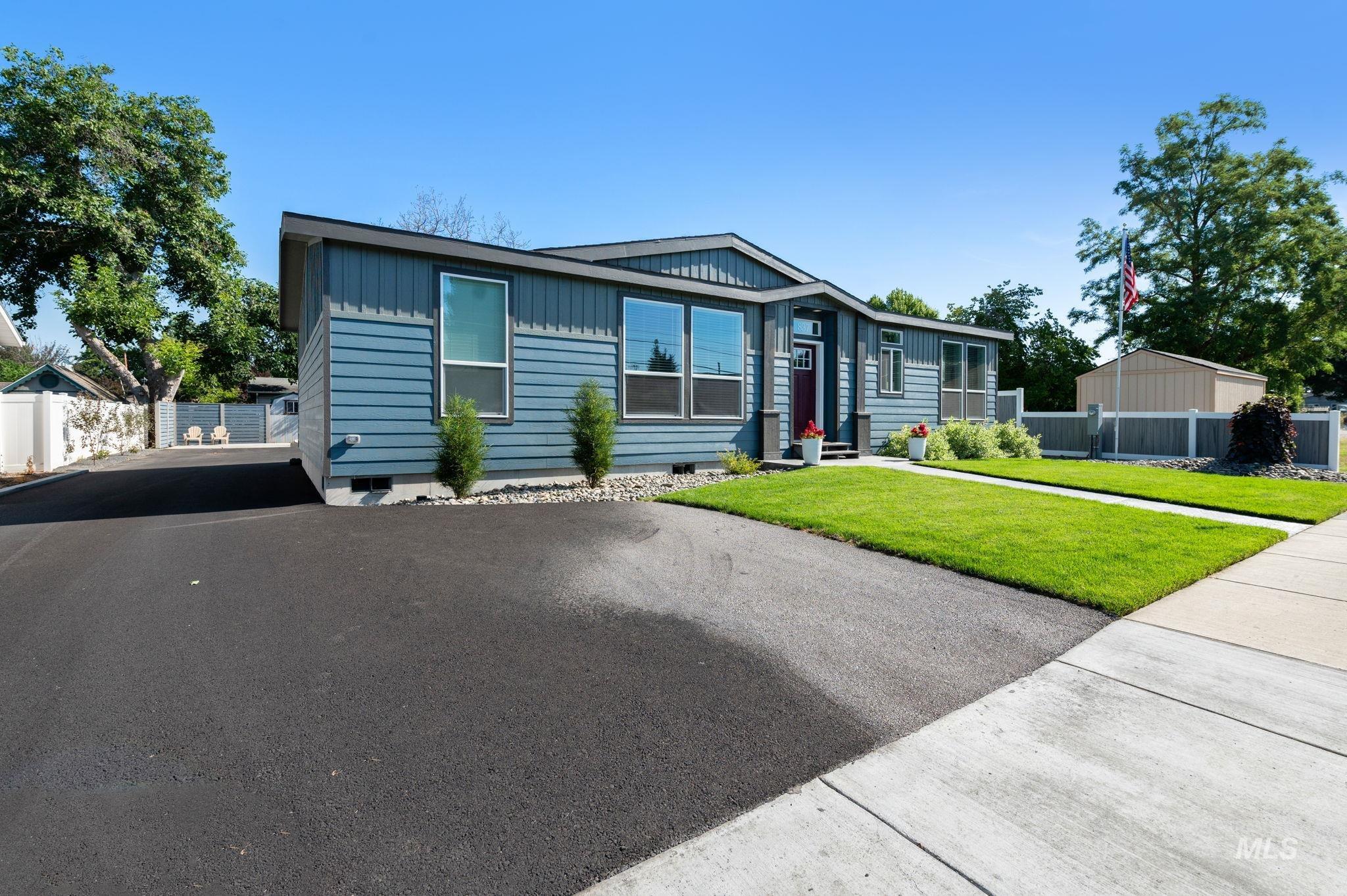 837 Burrell Avenue Lewiston, ID 83501 - Photo 2 of 32 View of front facade featuring driveway and crawl space