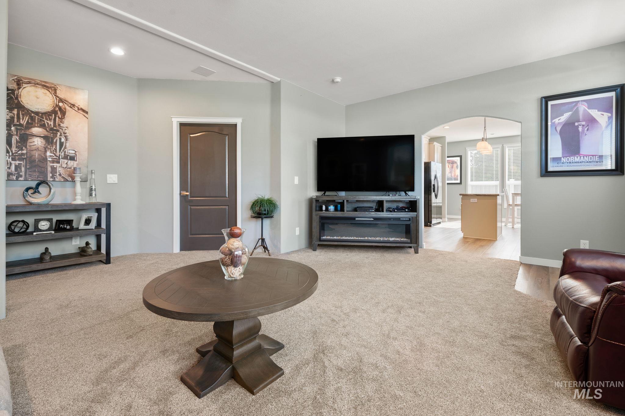 837 Burrell Avenue Lewiston, ID 83501 - Photo 21 of 32 Living area with arched walkways, carpet, and recessed lighting
