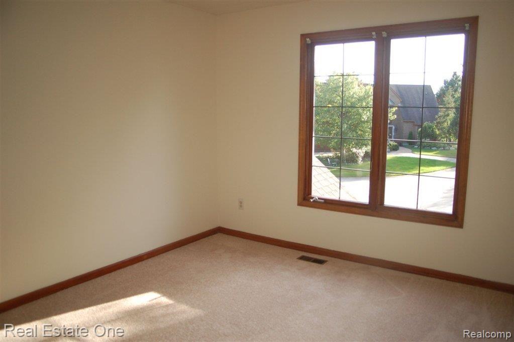 2490 Munster Road Rochester, MI 48309 - Photo 12 of 16 bed 3.JPG