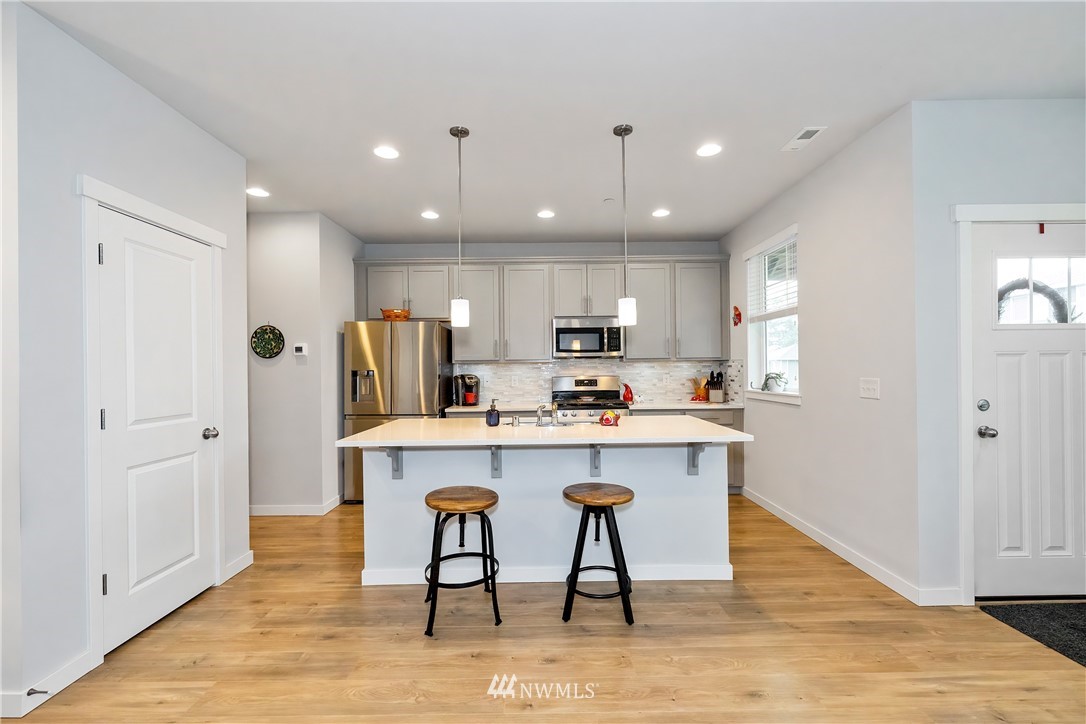 1037 Banyan Road Bremerton, WA 98310 - Photo 5 of 28 Gallery Image 5