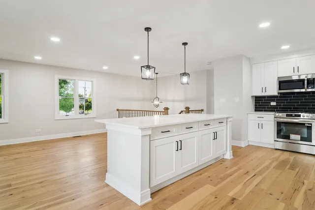 $584,000 | 1420 Hassell Road, Hoffman Estates, IL 60169