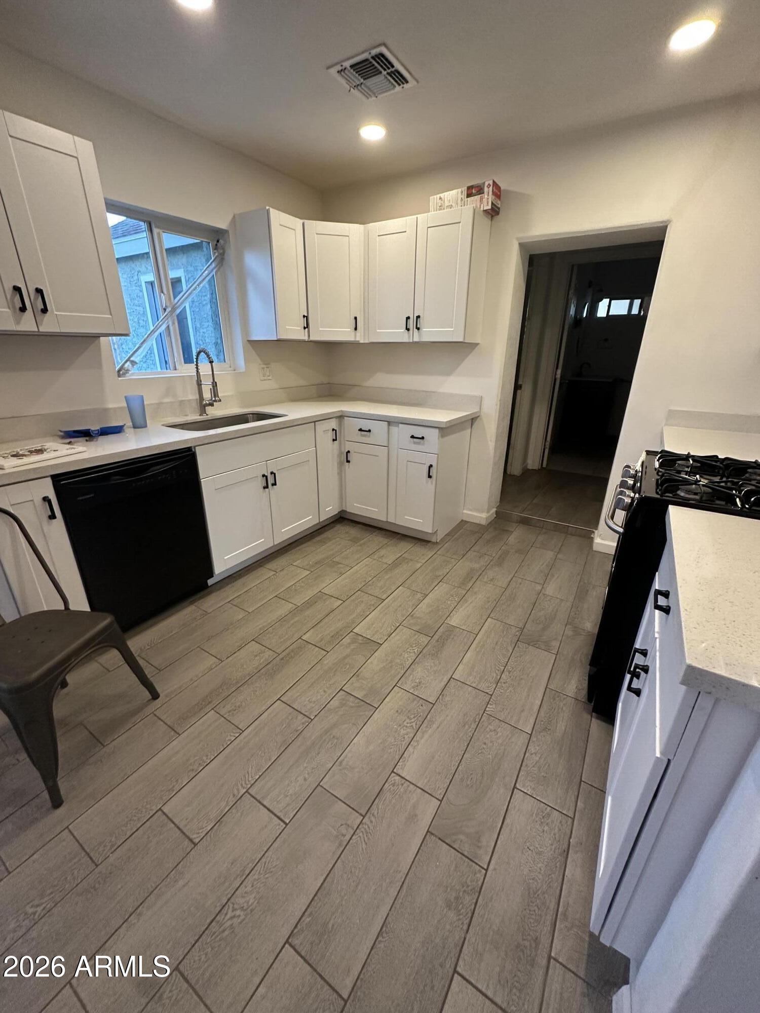 203 West Mission Lane Phoenix, AZ 85021 - Photo 4 of 17 kitchen