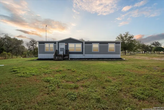 $392,000 | 385 Forest Oaks Drive, Somerset, TX 78069