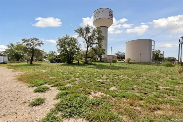 $392,000 | 385 Forest Oaks Drive, Somerset, TX 78069