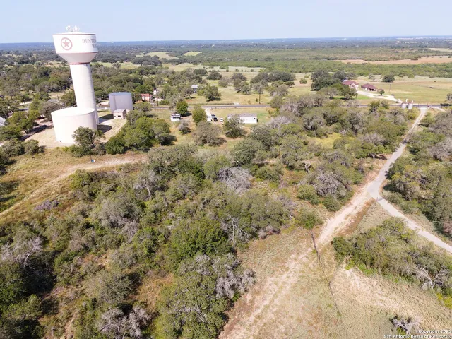 $392,000 | 385 Forest Oaks Drive, Somerset, TX 78069