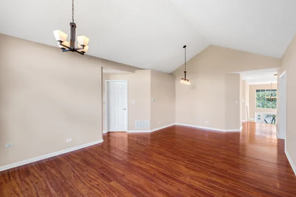 $380,000 | 160 Fairfield Lane, Carol Stream, IL 60188