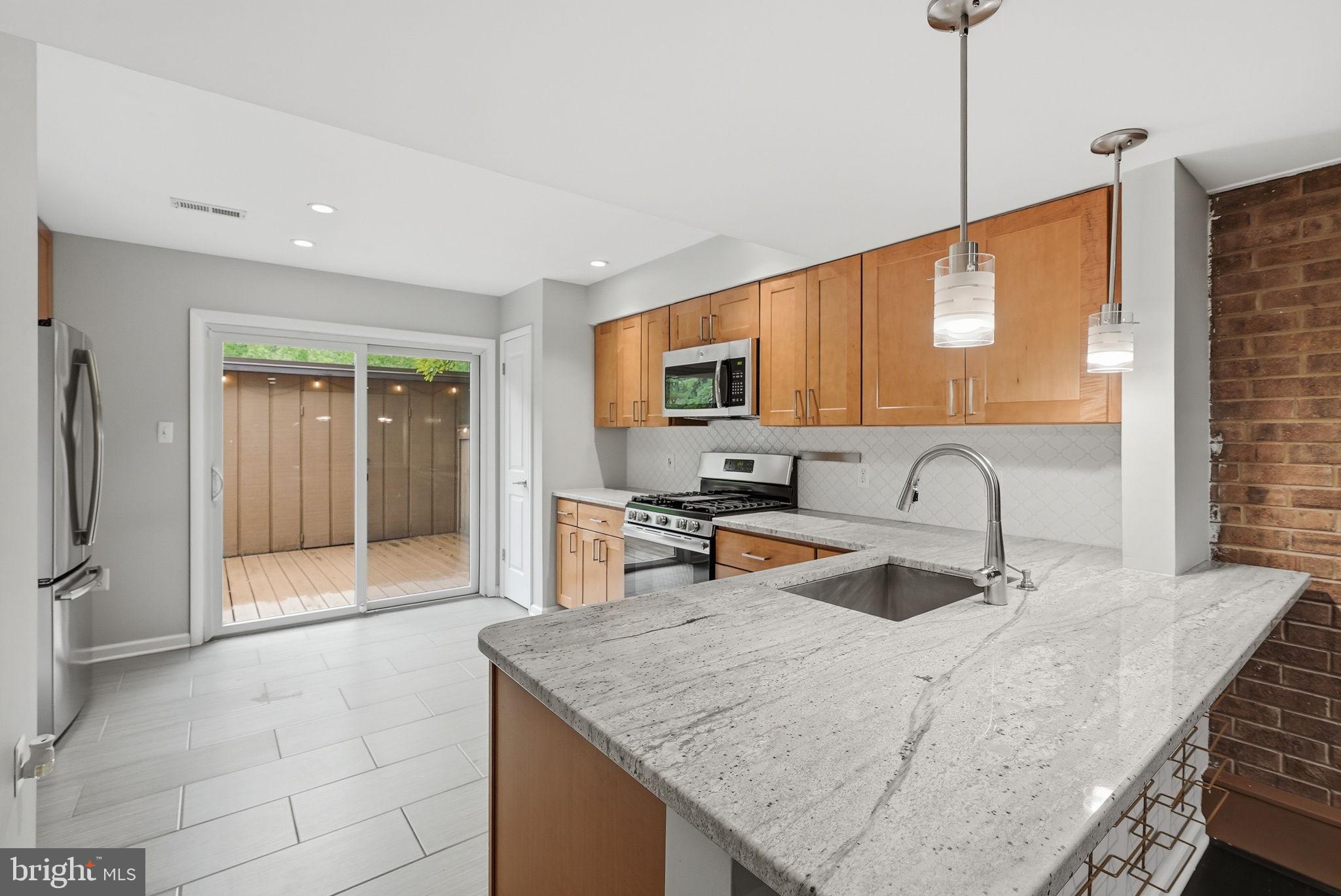 11926 Escalante Court Reston, VA 20191 - Photo 3 of 34