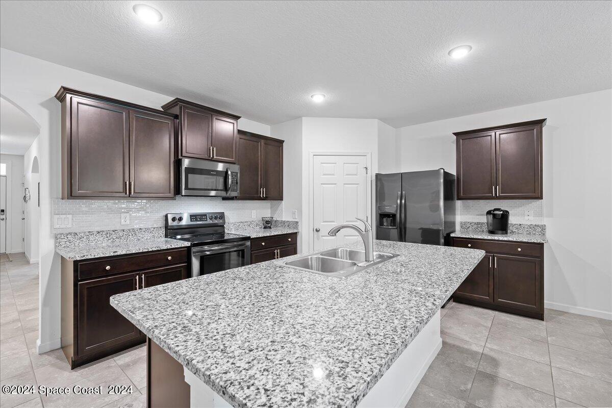 694 Old Country Rd S East Palm Bay, FL 32909 - Photo 6 of 42 Beautiful Kitchen