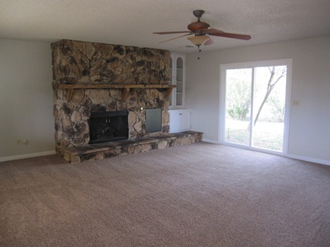 6260 Oasis Road Redding, CA 96003 - Photo 2 of 10 living room
