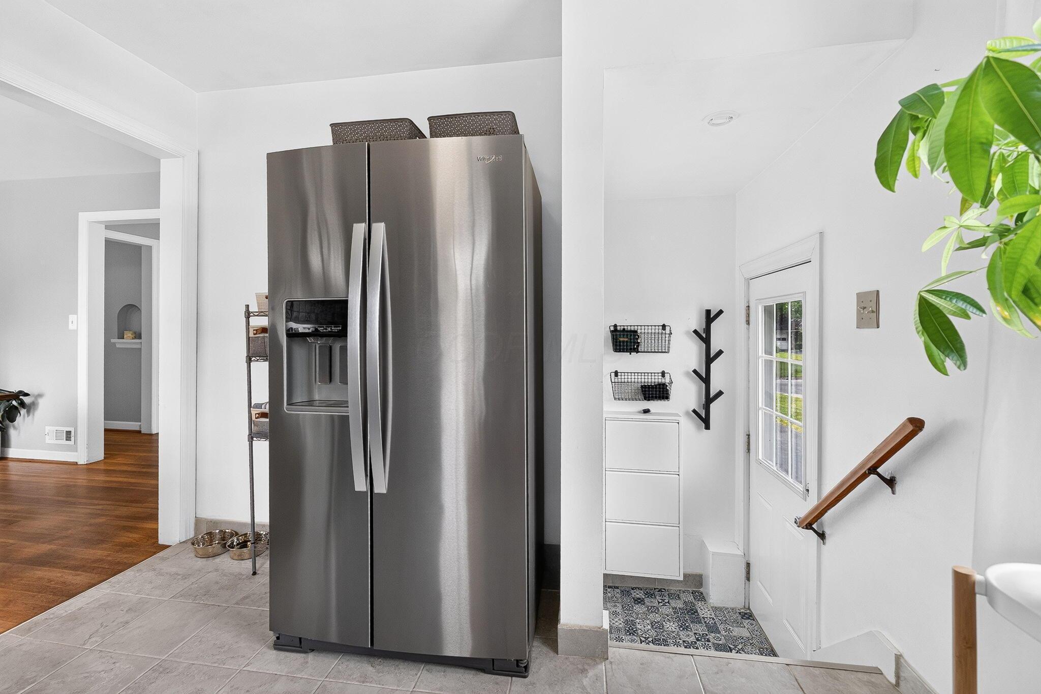 492 Wetmore Road Columbus, OH 43214 - Photo 24 of 55 Stainless steel side-by-side refrigerator with exterior ice and water dispenser