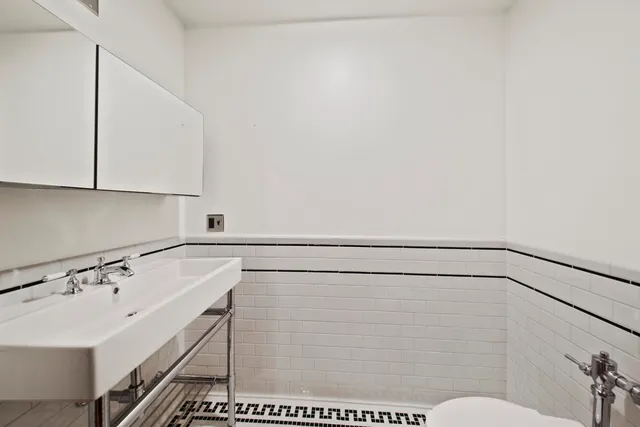 $4,950 | 174 Washington Street, Unit 2C, Jersey City, NJ 07302