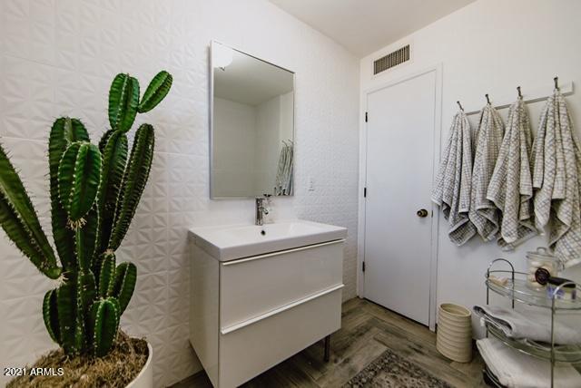 110 Nighthawk Avenue Bisbee, AZ 85603 - Photo 18 of 26 Hall Bathroom (Full)