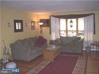 3847 Fairdale Road Philadelphia, PA 19154 - Photo 4 of 12 Living Room