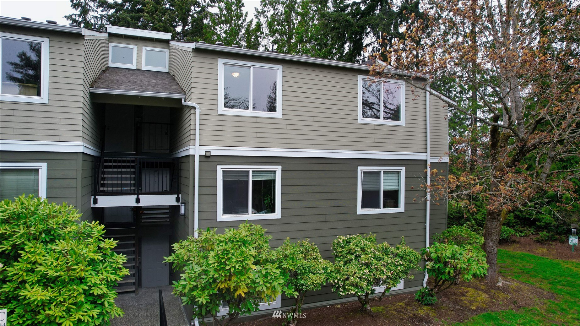 820 Cady Road, Unit C304 Everett, WA 98203 - Photo 1 of 23 a front view of a house with garden