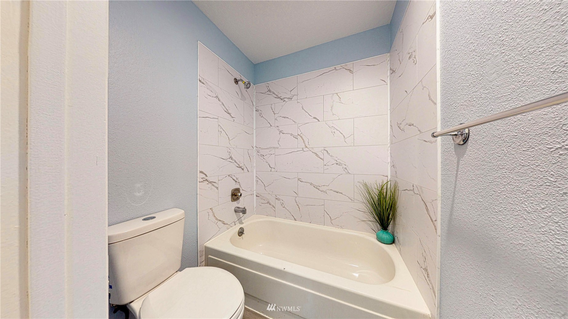 820 Cady Road, Unit C304 Everett, WA 98203 - Photo 13 of 23 a bathroom with a toilet and a bathtub