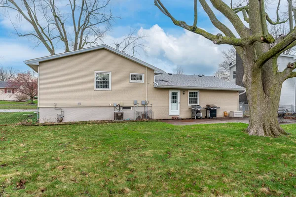 $265,000 | 402 West Sheridan Drive, Eldridge, IA 52748